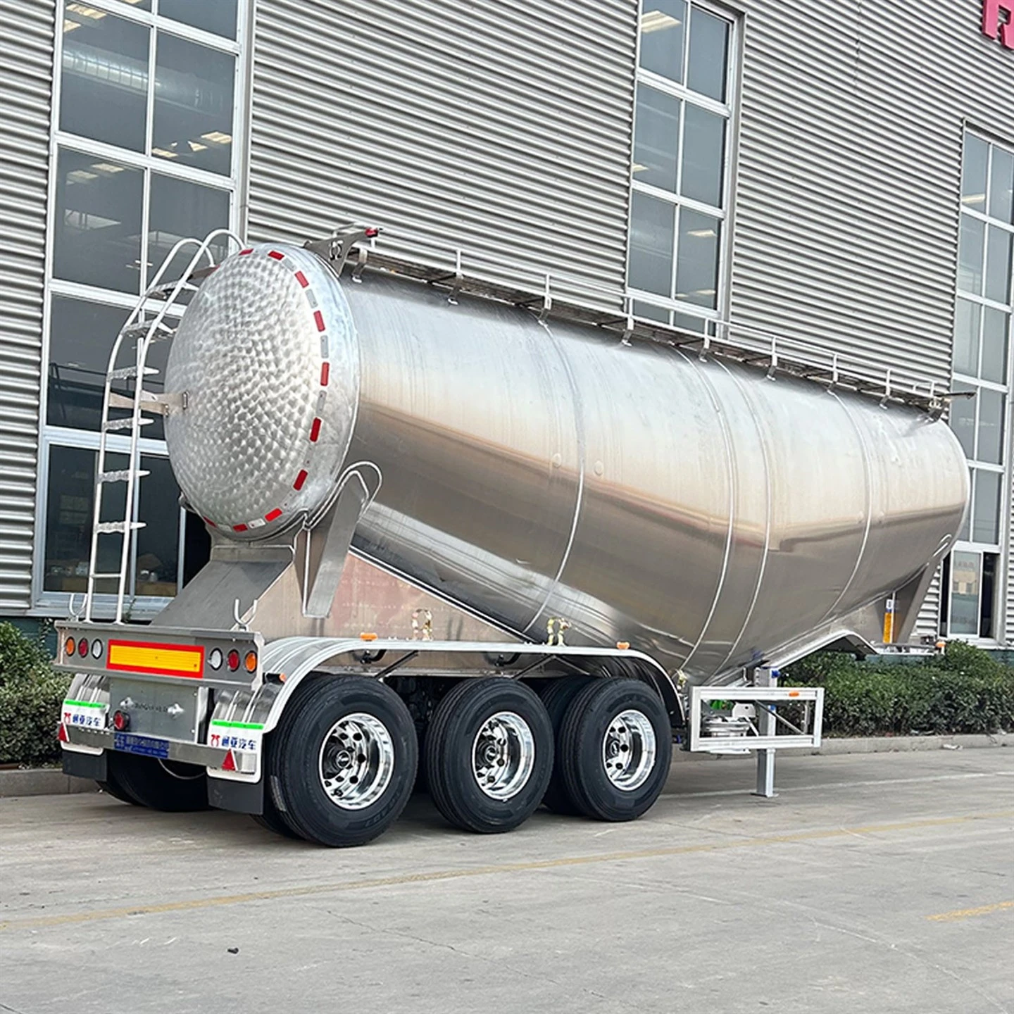 Alyuminiy quyma tsement tanker treyleri